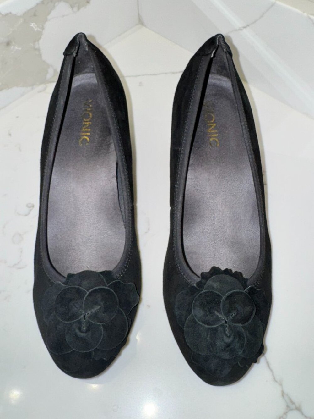 Vionic Hayes Black Suede Wedge Heels Sz 7.5 | Floral Appliqué | Orthotic Comfort - Picture 4 of 7